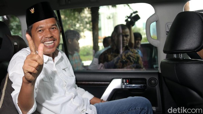 Dedi Mulyadi Temui Ical Ketua DPD Golkar Jawa Barat Dedi Mulyadi sowan ke Ketua Dewan Pembina Golkar Aburizal Bakrie (Ical). Diduga pertemuan ini berhubungan dengan Pilgub Jabar.