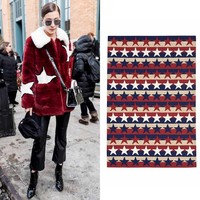 Jaket merah dengan print bintang terkesan patriotik, namun tetap keren saat dipakai. Pun untuk karpet berikut ini. Foto: Ist.