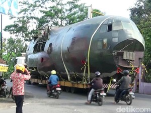 Meski Memacetkan Jalan, Pesawat Hercules Tetap Dinanti Warga Yogya