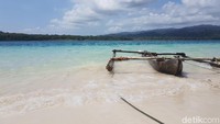 Di pulau ini wisatawan bisa menikmati keindahan pantai sampil berjalan-jalan di tengah hutan. Ombaknya juga tenang dan dapat dipakai bermain air atau santai-santai di pinggir pantai (Bahtiar/detikTravel)