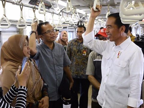 Saat Jokowi Mendadak Naik Commuter Line Jakarta-Bekasi