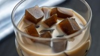 Tampilan coffee jelly cukup mirip cincau. Apalagi warnanya sama-sama hitam. Hanya saja, coffee jelly terbuat dari gelatin dan perasa kopi. Sehingga cocok untuk penyuka kopi. Foto: Istimewa