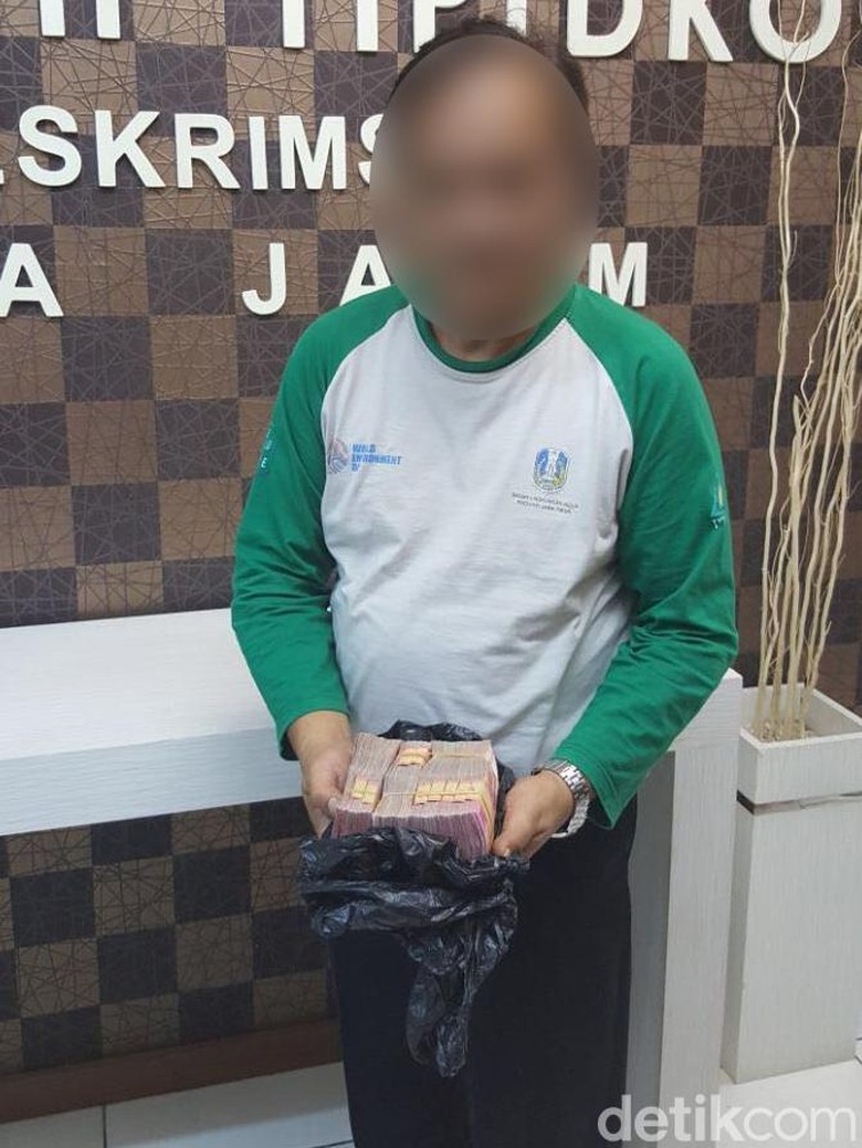 OTT Pejabat di Nganjuk, Polisi Juga Amankan 1 Pegawai Bank OTT Pejabat di Nganjuk, Polisi Juga Amankan 1 Pegawai Bank