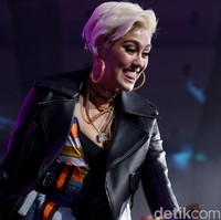 Masih belum bosan berambut pirang, Agnez Mo tampil dengan potongan pixie yang diwarnai pirang platinum. Foto: Hanif Hawari/detikHOT