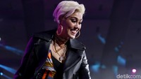 Agnez pun terlihat puas dengan penampilannya malam itu.