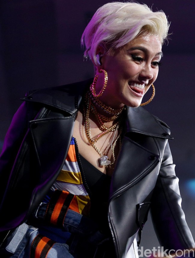 Masih belum bosan berambut pirang, Agnez Mo tampil dengan potongan pixie yang diwarnai pirang platinum. Foto: Hanif Hawari/detikHOT