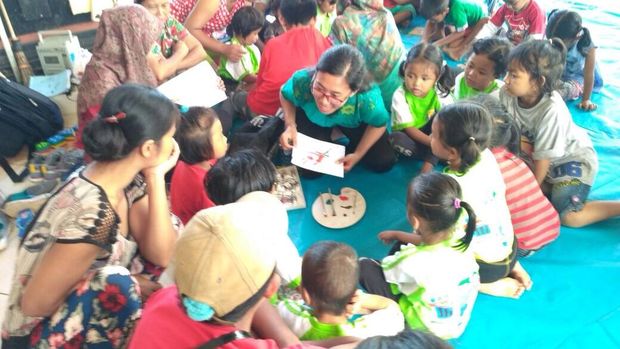 Puluhan anak dengan memakai seragam bertuliskan 'Paud Anak Tanggap' itu belajar mulai dari menggambar, bernyanyi hingga origami.