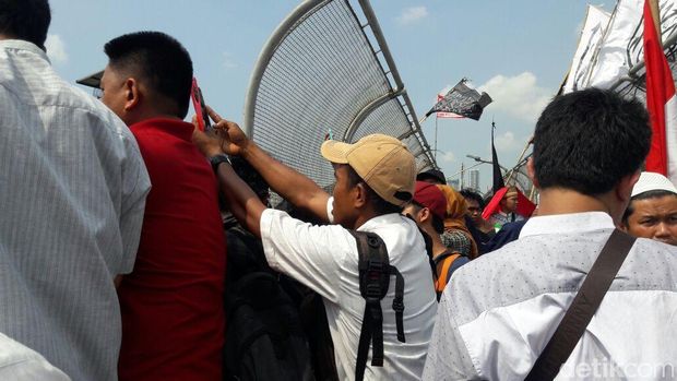Massa di atas JPO mengambil foto dan video, Ada juga yang swafoto (selfie)