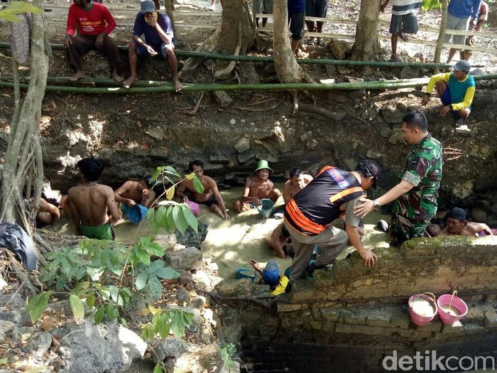 Suroan, Lumpur Sumber Air Hangat Brumbun Dikeruk