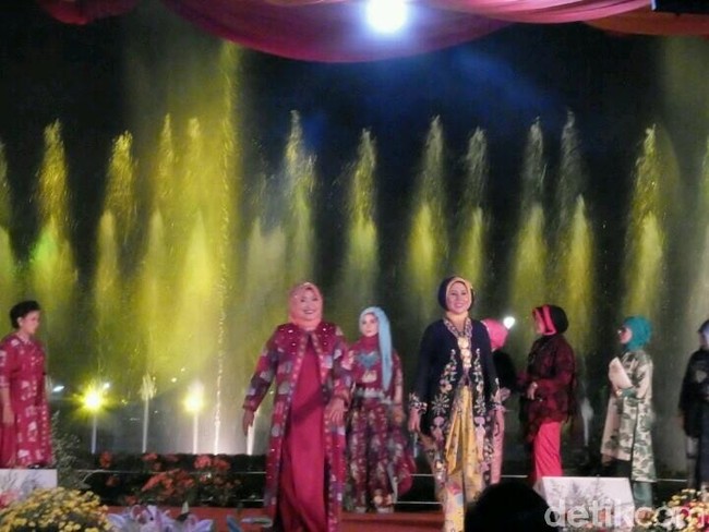 Batik Jakarta yang bercorak berani, lugas, dan ceria dalam pilihan warna yang cerah dan memikat ini bekerja sama dengan beberapa rumah mode seperti Sejauh Mata Memandang, Batik Marunda, Riana Kesuma Batik dan Kebaya, Rumah Betawi by R. Emmy Damayanti, Batik Betawi Shop. Foto: Anggi Mayasari/Wolipop