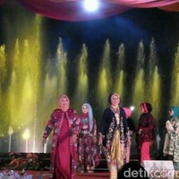 Batik Jakarta yang bercorak berani, lugas, dan ceria dalam pilihan warna yang cerah dan memikat ini bekerja sama dengan beberapa rumah mode seperti Sejauh Mata Memandang, Batik Marunda, Riana Kesuma Batik dan Kebaya, Rumah Betawi by R. Emmy Damayanti, Batik Betawi Shop. Foto: Anggi Mayasari/Wolipop