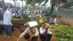 Massa Aksi 299 Menunggu Salat Jumat di Depan Gedung DPR