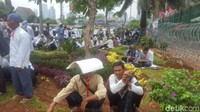 Massa aksi yang memang datang sejak pagi menunggu salat Jumat di depan gerbang. Foto: Marlinda Oe/detikcom