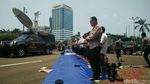 Terpisah Pagar, Polisi Bersorban dan Massa 299 Salat Jumat Bersama