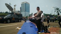 Lewat Pos Satpam DPR/MPR, khotib memberikan ceramah singkatnya. Dalam khotbahnya dirinya meminta agar Indonesia terhindar dari perpecahan. (Foto: Aditya Fajar Indrawan/detikcom)