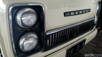 Eksterior depan Honda TN-V yang mejeng di diler Honda Tren Alam Sutera ini dilengkapi dengan empat lampu berbentuk bulat, yang berjejer atas-bawah, dua di kiri dan dua di kanan, menambah kesan lucu pada pikap asal Jepang tersebut.