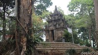 Candi Cangkuange terbuat dari batu andesit dengan tinggi 8,5 meter dan memiliki ukuran 4,5x4,5 meter. Hingga saat ini belum diketahui kerajaan mana yang menduduki wilayah ini (Hakim Ghani/detikTravel)