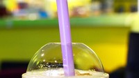 Coconut jelly, nata de coco atau sari kelapa ikut jadi pelengkap minuman. Teksturnya kenyal padat dengan rasa kelapa enak. Kabarnya sari kelapa lebih tinggi serat dan rendah kolesterol dibanding pearl. Foto: Istimewa