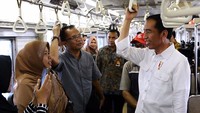 Di dalam gerbong kereta, Presiden menyalami para penumpang dan sesekali berdialog menanyakan tujuan mereka. (Dok. Biro Pers Sekretariat Presiden)