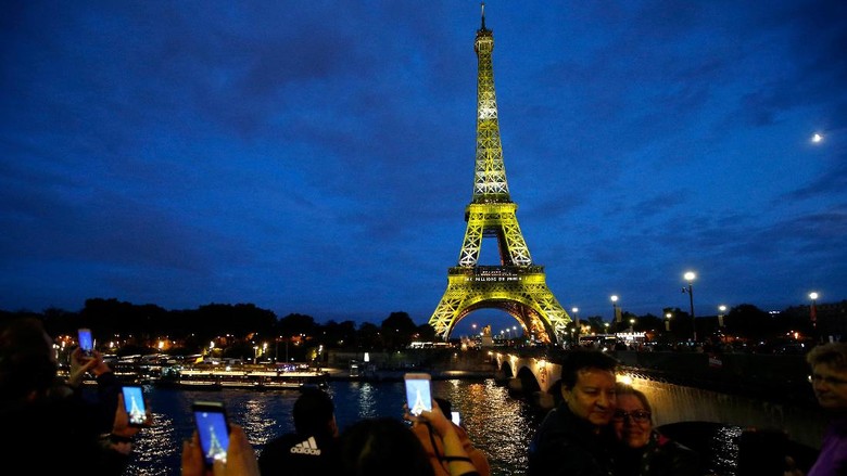 Warna-warni Menara Eiffel rayakan 300 juta pengunjung (REUTERS/Stephane Mahe) Warna-warni Menara Eiffel rayakan 300 juta pengunjung (REUTERS/Stephane Mahe)