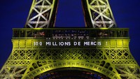 Tulisan 300 MILLIONS DE MERCIS atau 300 juta terima kasih ditampilkan di Menara Eiffel (Foto: REUTERS/Stephane Mahe)