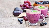 Tambahkan berry segar untuk sarapan, smoothie maupun cake. Buah yang punya sifat antioksidan ini bisa mencegah atau memperlambat beberapa jenis kerusakan sel. Selain itu bisa juga mengurangi pembengkakan dan sakit sendi.