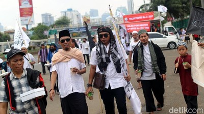 Massa Aksi 299 Padati Gedung DPR