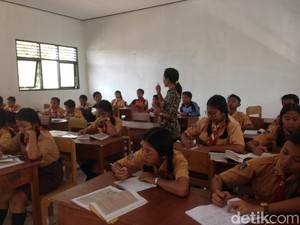 Beda Kurikulum, Kendala Siswa Pengungsi Gunung Agung di Sekolah Baru