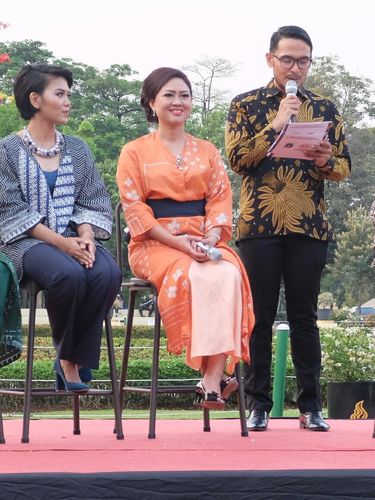 Cantiknya Happy Djarot Pakai Batik Urban Motif Semanggi