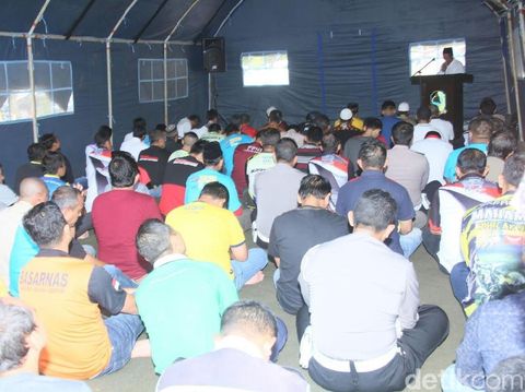Peserta ITdBI 2017 mendengar khutbah Jumat/