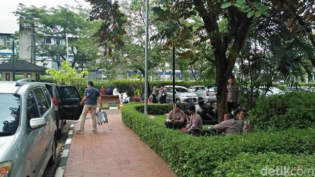Anggota polisi tampak di sekitar masjid