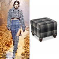 Motif plaid yang cantik dipakai Bella ketika berjalan di fashion show Off-White di Paris Fashion Week. Plaid tidak hanya cocok untuk pakaian, namun juga kursi yang akan menambah keunikan di ruang keluarga Anda. Foto: Ist.