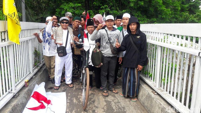 Bawa Spanduk, Massa Aksi 299 Mulai Merapat ke Gedung DPR