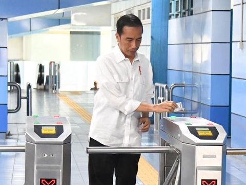 Saat Jokowi Mendadak Naik Commuter Line Jakarta-Bekasi