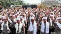 Mereka pun tampak kompak menjalankan salat jumat dan mengalunkan asmaul husna bersama-sama.