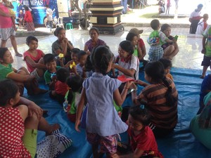 Melihat Keceriaan Anak-anak Pengungsi Gunung Agung Belajar Origami