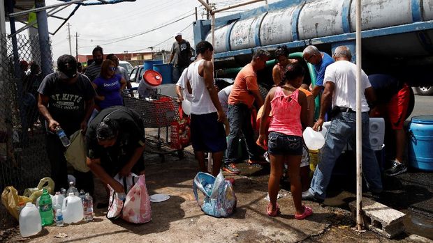 Warga Puerto Rico antre air bersih usai diterjang badai Maria