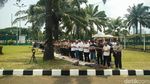 Terpisah Pagar, Polisi Bersorban dan Massa 299 Salat Jumat Bersama