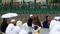 Polisi sudah berjaga di lokasi. Kawat berduri juga telah dipasang di depan pagar gedung DPR.