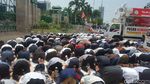 Terpisah Pagar, Polisi Bersorban dan Massa 299 Salat Jumat Bersama