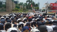 Sementara itu, massa aksi 299 salat Jumat di depan Gedung DPR (Foto: Zunita/detikcom)