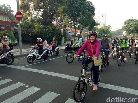 Risma gowes menuju kantornya Balai Kota Surabaya/
