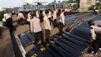 Polisi bertameng melakukan persiapan di depan gedung DPR.