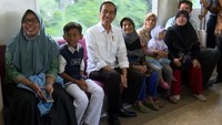 Saya mengucapkan selamat ulang tahun PT. Kereta Api Indonesia ke-72. Semoga PT. KAI semakin maju dan melaju, dan menjadi moda transportasi yang favorit, yang aman, yang cepat, dan tepat waktu. Ayo naik kereta api! Kata Presiden Jokowi di dalam gerbong Commuter Line. (Dok. Biro Pers Sekretariat Presiden)