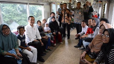 Dari Commuter Line Jokowi Ucapkan Selamat Ulang Tahun PT. KAI