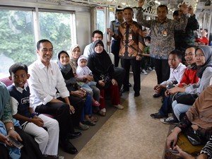 Saat Jokowi Mendadak Naik Commuter Line Jakarta-Bekasi
