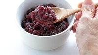  Pasta kacang merah juga banyak jadi pilihan topping minuman. Kacang merah dilumat kasar dan diberi pemanis untuk menghasilkan pasta ini. Cocok untuk minuman bercitarasa matcha atau teh hijau. Foto: Istimewa