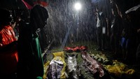 Kepolisian Bangladesh menyatakan, para pengungsi tersebut tenggelam di lautan ganas pada Kamis (28/9) malam waktu setempat. Disebutkan kepolisian Bangladesh, kapal tersebut tenggelam di saat hujan deras dan angin kencang melanda perairan yang berombak ganas. REUTERS/Damir Sagolj.
