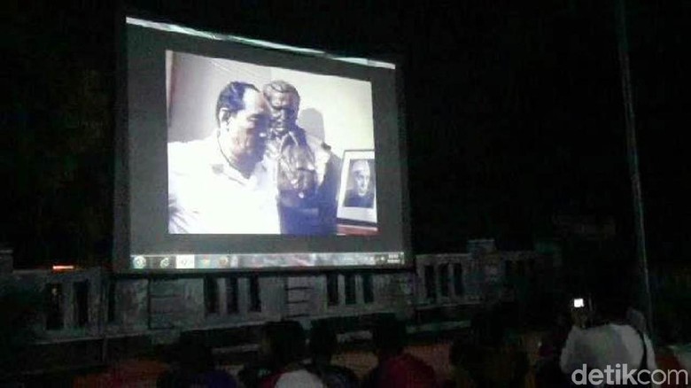 Warga Purworejo Nonton Bareng di Rumah Achmad Yani Warga Purworejo Nonton Bareng di Rumah Achmad Yani