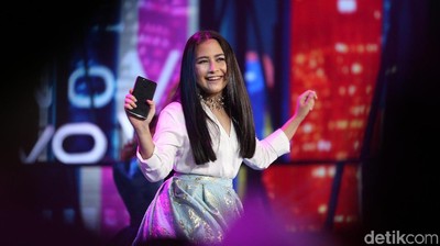 Prilly Latuconsina Happy Banget!